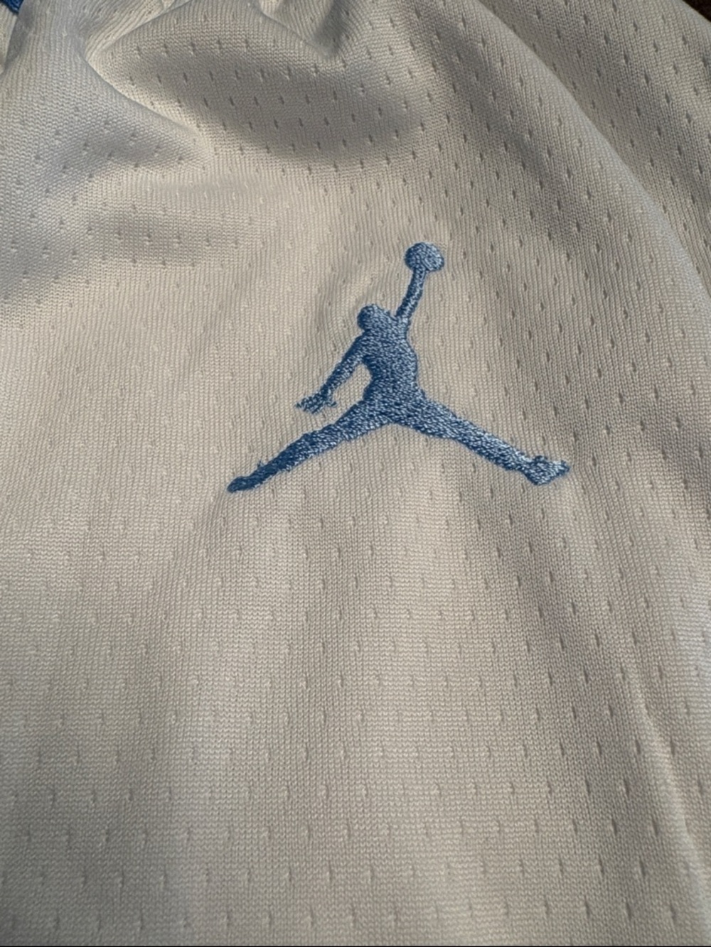Air Jordan men’s White & NC Blue Tarheel Basketball Dri-fit shorts Size M - Picture 4 of 9